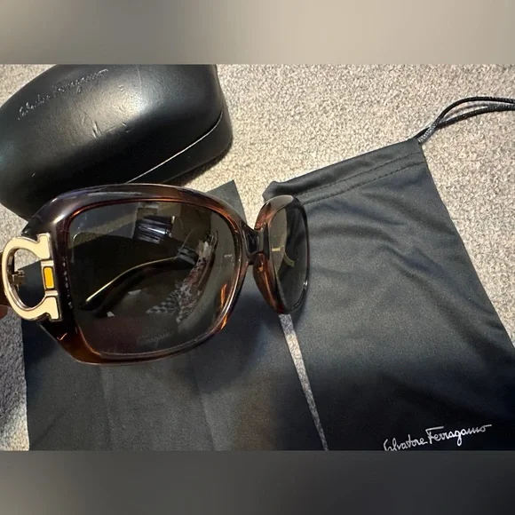 Rare!! SALVATORE FERRAGAMO SF666S 238 FRAMES SUNGLASSES 55-17-125 W/ CASE ETC